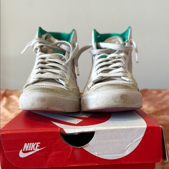 Nike White and Gray Vintage-Style Sneakers - Picture 1 of 4